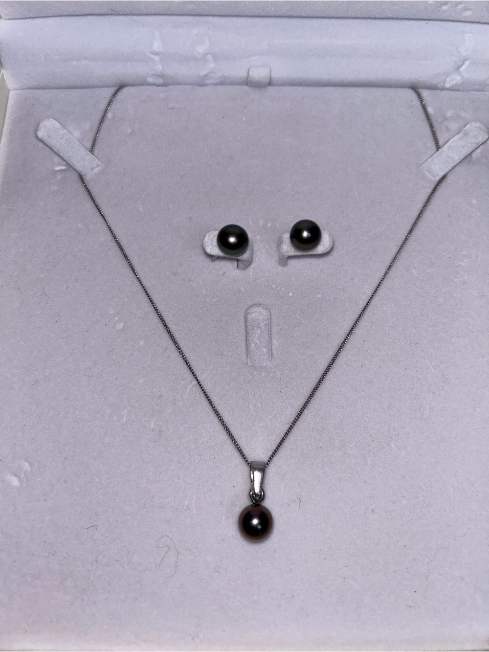 Tahitian black pearl pendant and earrings.